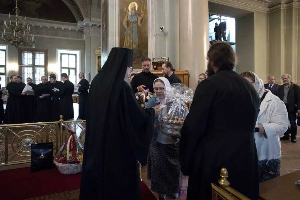 Сотрудники Данилова монастыря поздравили наместника обители с Днем Тезоименитства