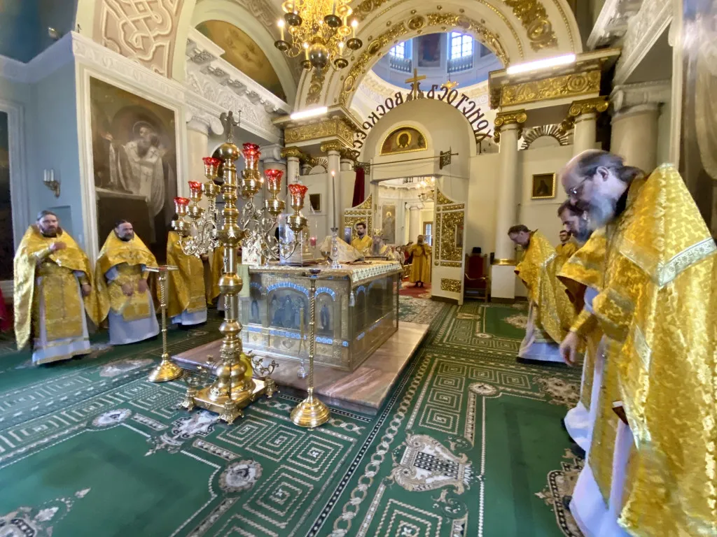 Божественная Литургия в Троицком соборе в Неделю 1-ю по Пятидесятнице, собор всех святых