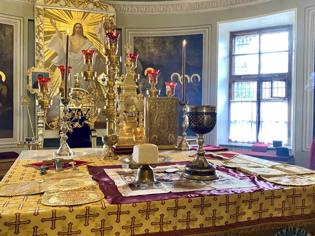 Божественная Литургия в Троицком соборе в Неделю 9-ю по Пятидесятнице