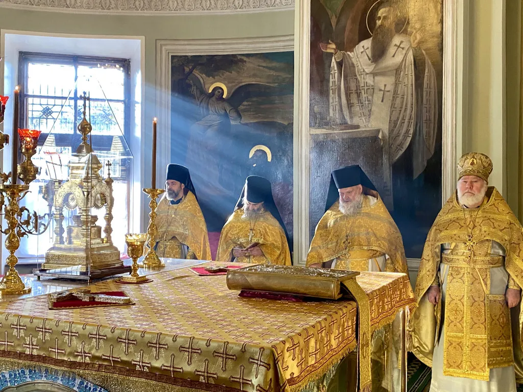 Божественная Литургия в Троицком соборе в Неделю 17-ю по Пятидесятнице