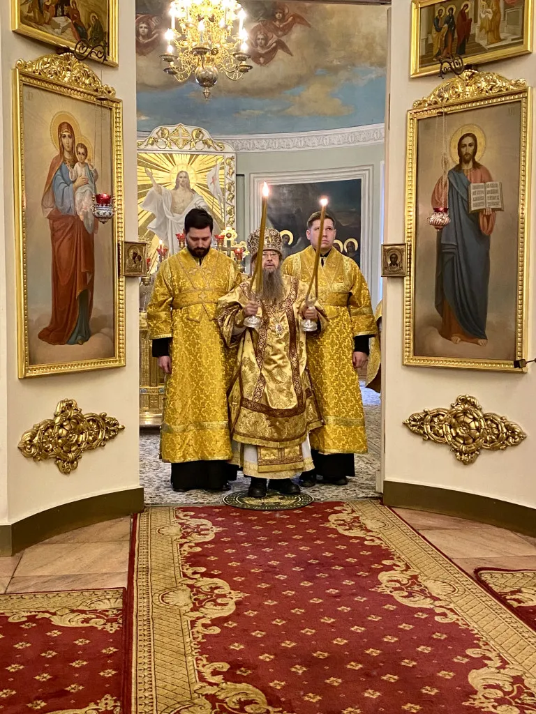 Божественная Литургия в Троицком соборе в Неделю о мытаре и фарисее