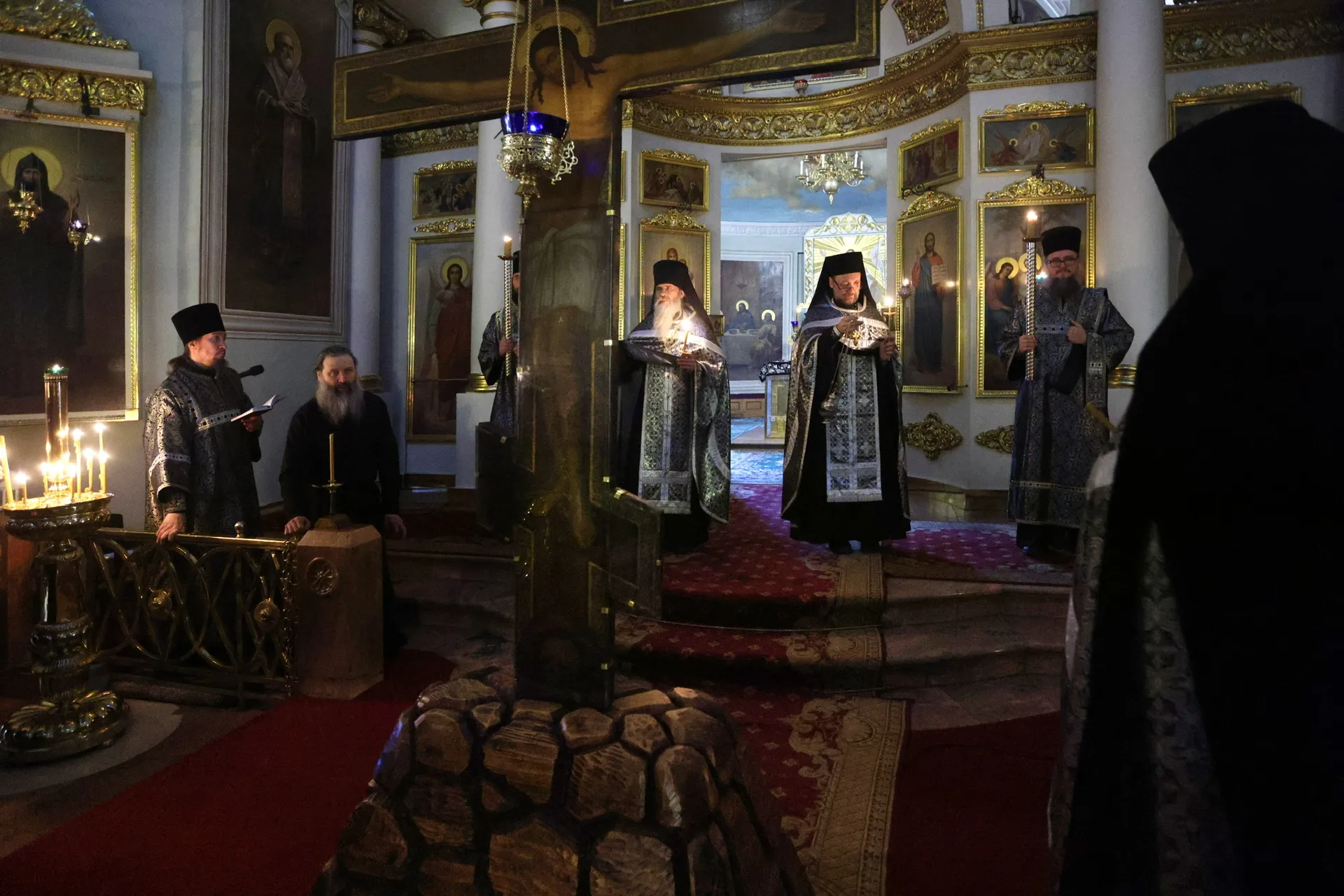 В Даниловом монастыре совершена утреня Великого Пятка с чтением двенадцати  Страстных Евангелий