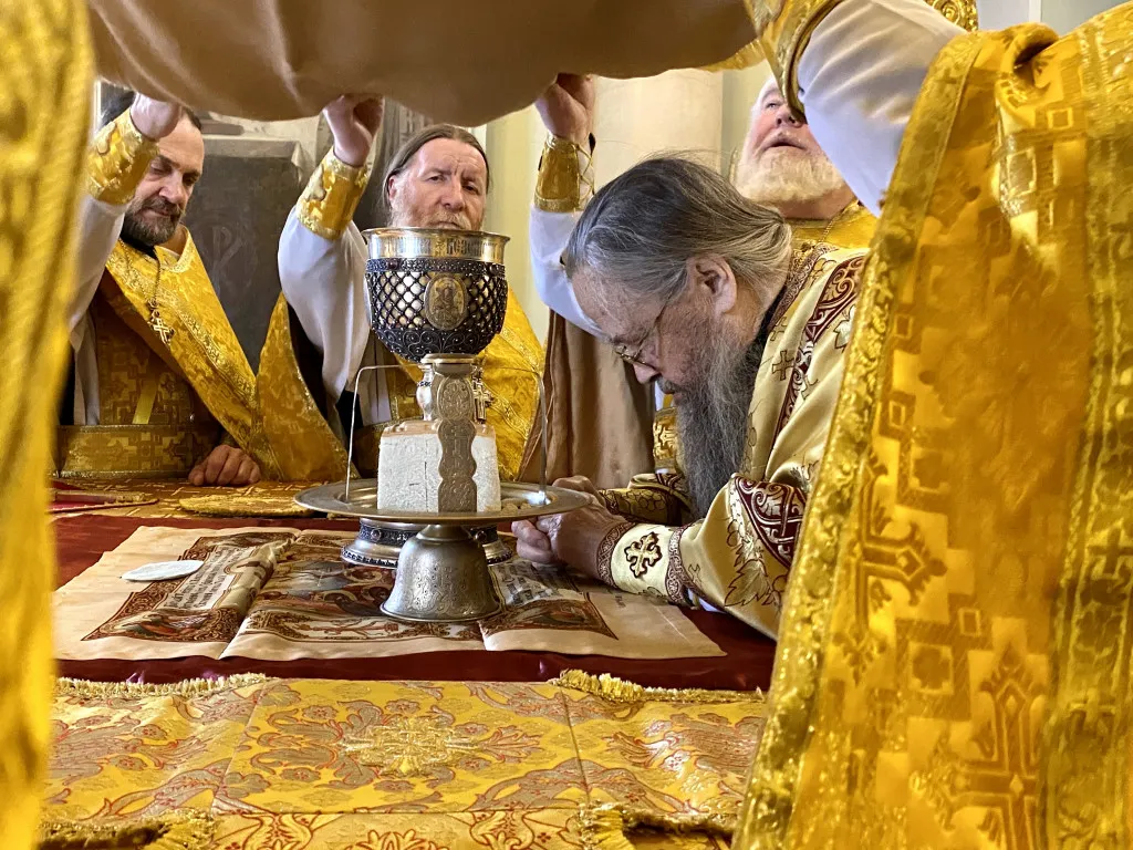 Божественная Литургия в Троицком соборе в Неделю 4-ю по Пятидесятнице