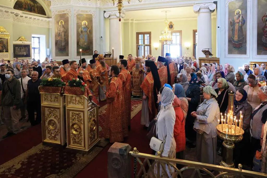 Торжественное богослужение в Неделю 5-ю по Пасхе, день памяти святителя Алексия Московского