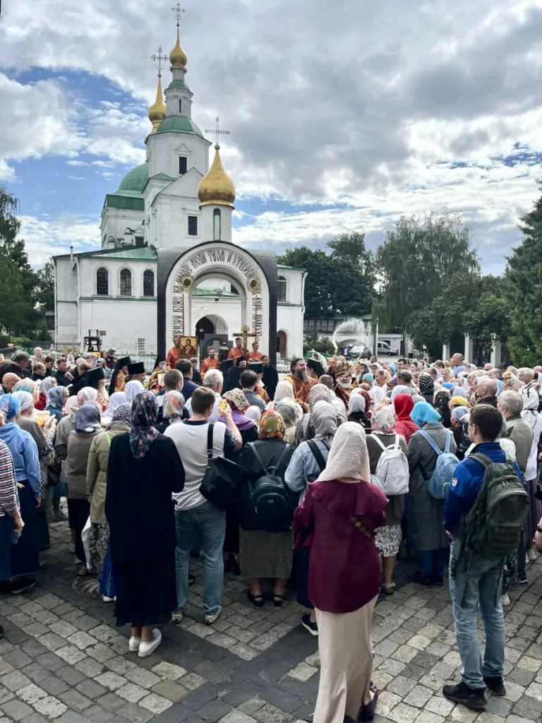 В Даниловой обители совершены богослужения праздника Изнесения Честных Древ Животворящего Креста Господня