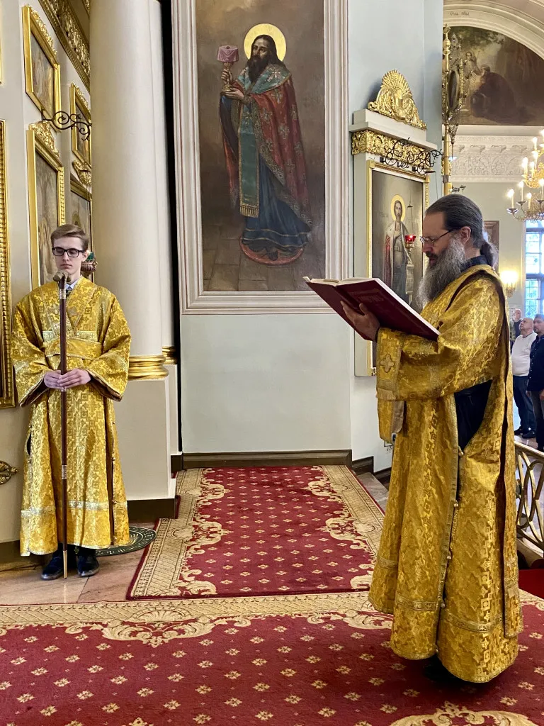 Божественная Литургия в Троицком соборе в Неделю 9-ю по Пятидесятнице