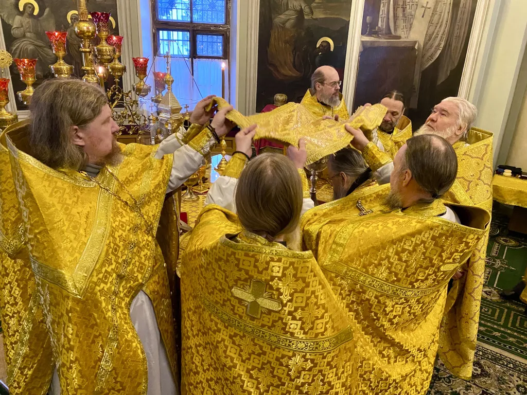 Божественная Литургия в Троицком соборе в Неделю 27-ю по Пятидесятнице