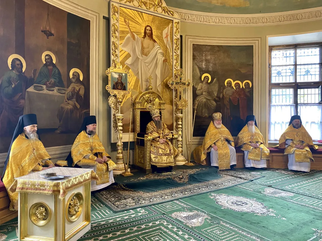 Божественная Литургия в Троицком соборе в Неделю 4-ю по Пятидесятнице