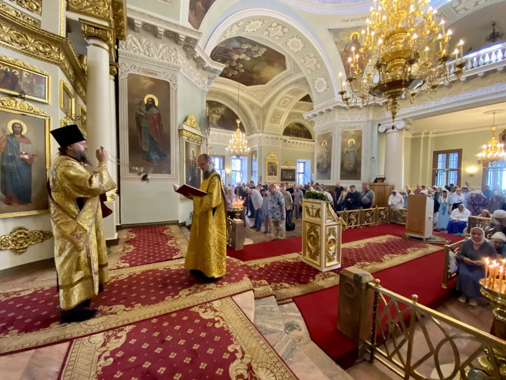 Божественная Литургия в Троицком соборе в Неделю 8-ю по Пятидесятнице