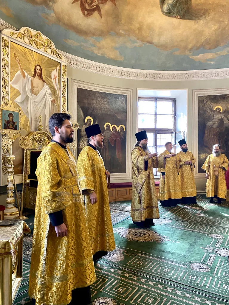 Божественная Литургия в Троицком соборе в Неделю 10-ю по Пятидесятнице