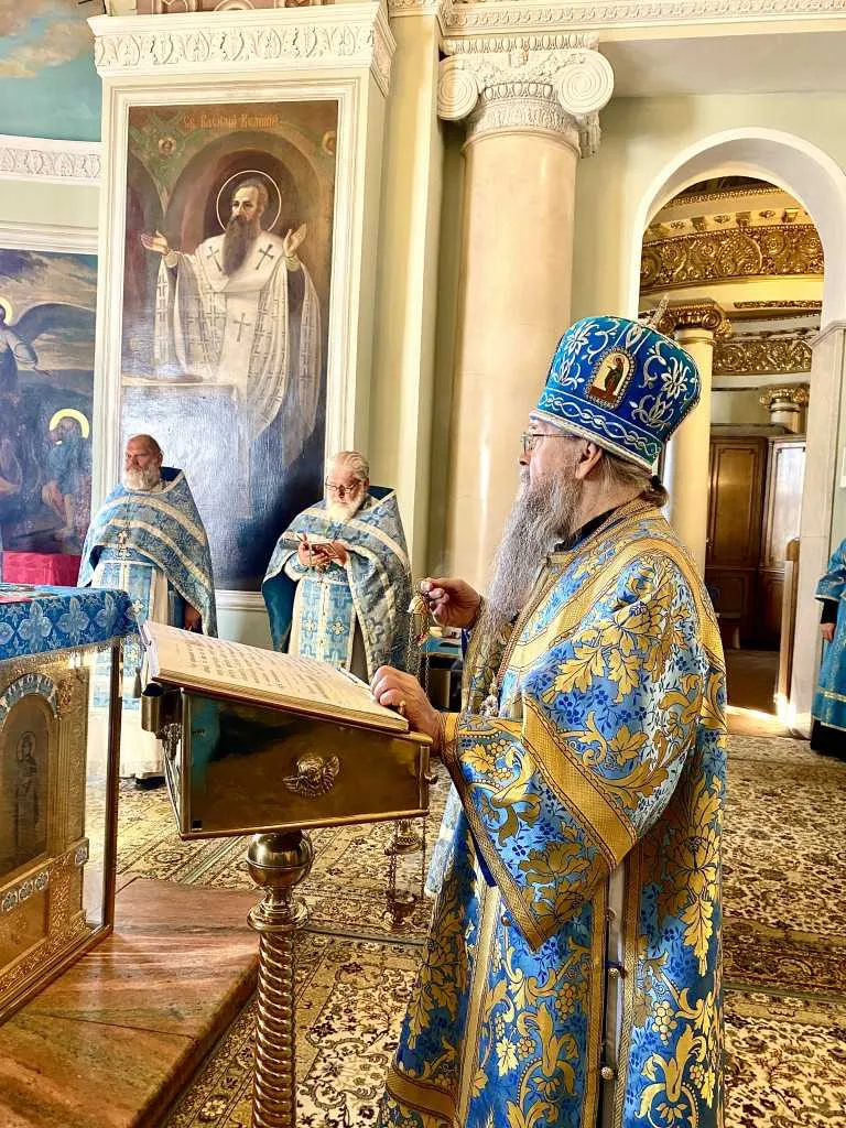 Божественная Литургия в Троицком соборе в Неделю 16-ю по Пятидесятнице