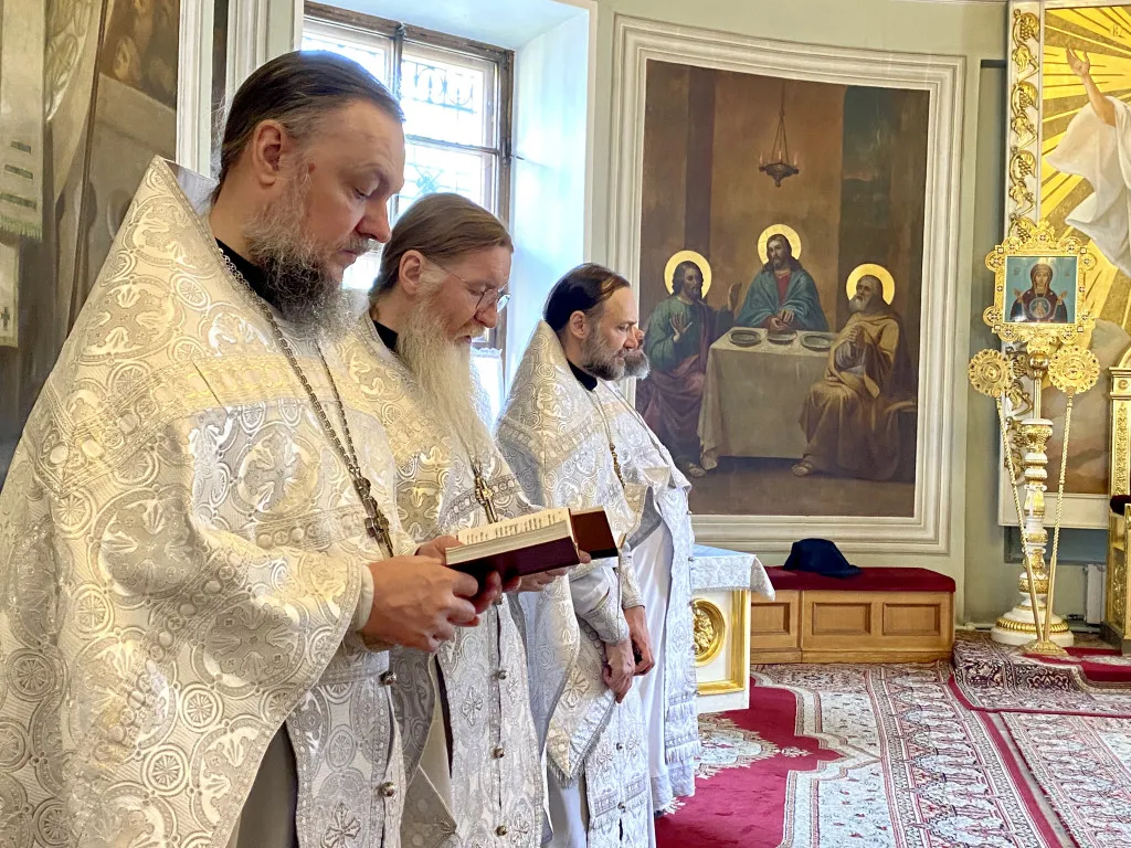 Божественная Литургия в Троицком соборе в Неделю 7-ю по Пасхе, святых отцов Первого Вселенского Собора