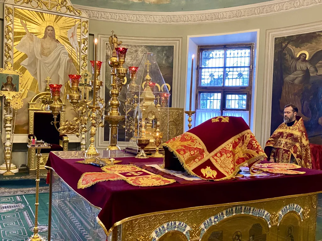 Божественная Литургия в Троицком соборе в Неделю 16-ю по Пятидесятнице