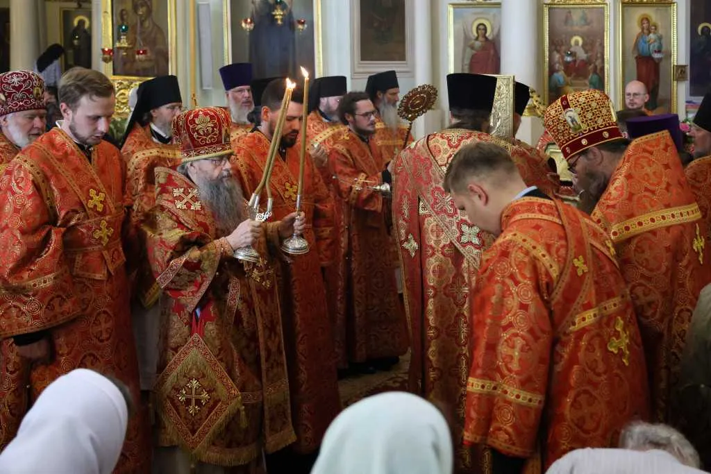 Торжественное богослужение в Неделю 5-ю по Пасхе, день памяти святителя Алексия Московского