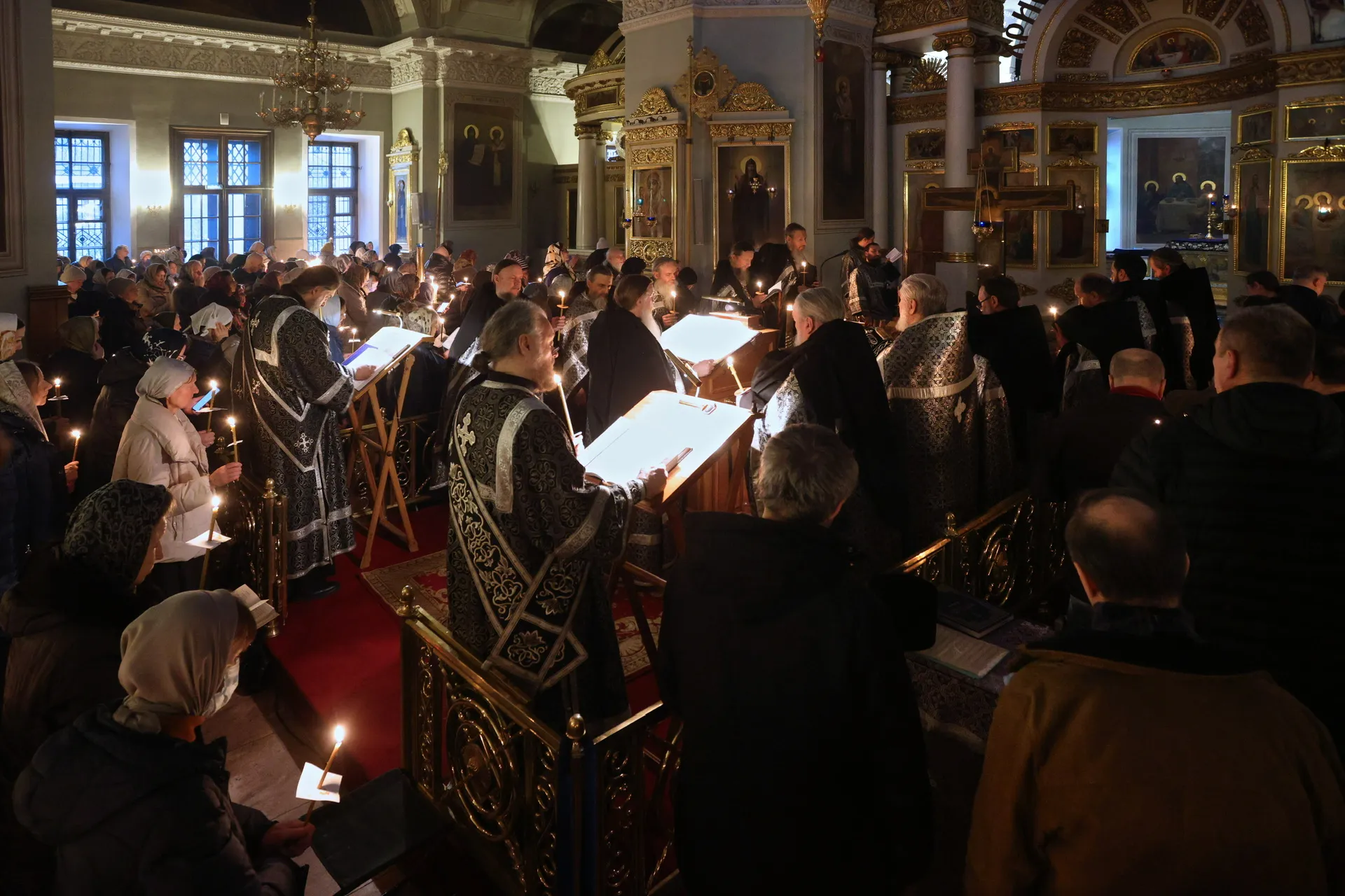 В Даниловом монастыре совершена утреня Великого Пятка с чтением двенадцати  Страстных Евангелий