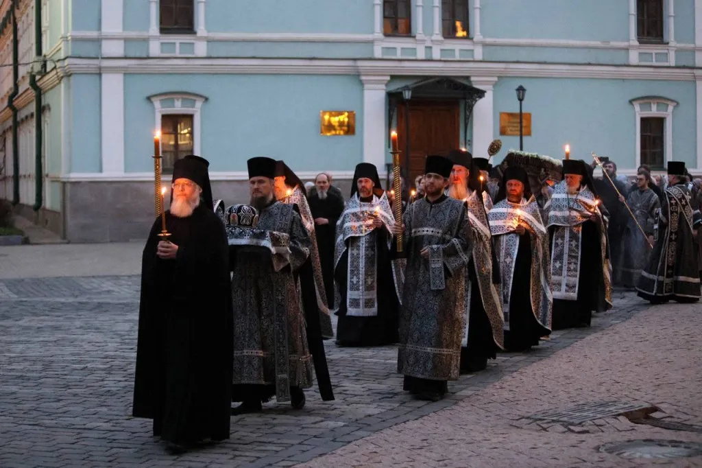 В канун Великой Субботы епископ Алексий возглавил утреню с чином погребения в Даниловой обители