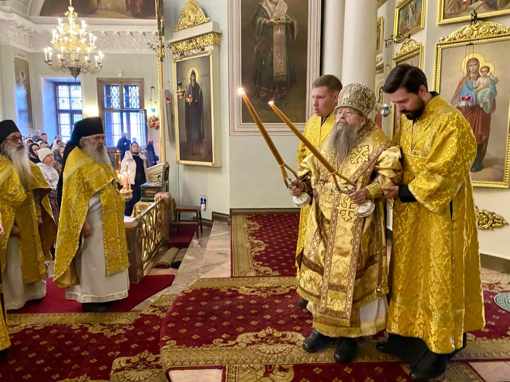 Божественная Литургия в Троицком соборе в Неделю 17-ю по Пятидесятнице