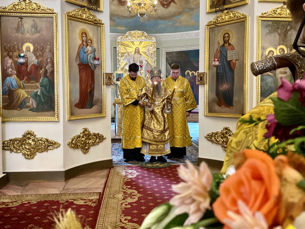 Божественная Литургия в Троицком соборе в Неделю 9-ю по Пятидесятнице