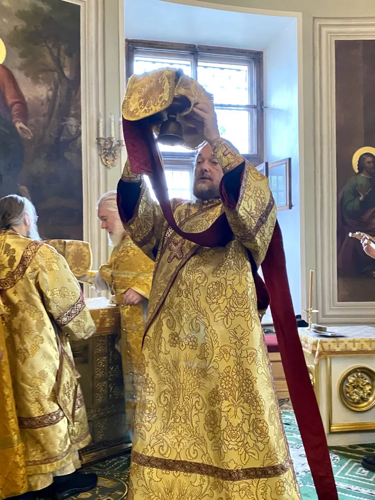 Божественная Литургия в Троицком соборе в Неделю 4-ю по Пятидесятнице