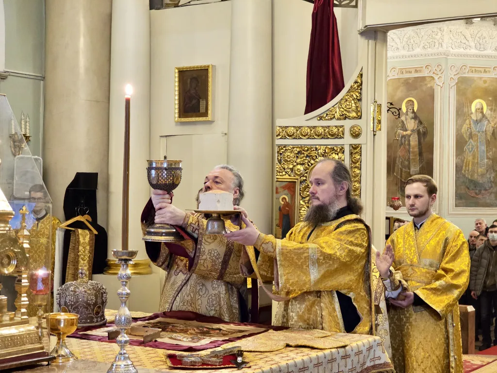 Божественная Литургия в Троицком соборе в Неделю 32-ю по Пятидесятнице