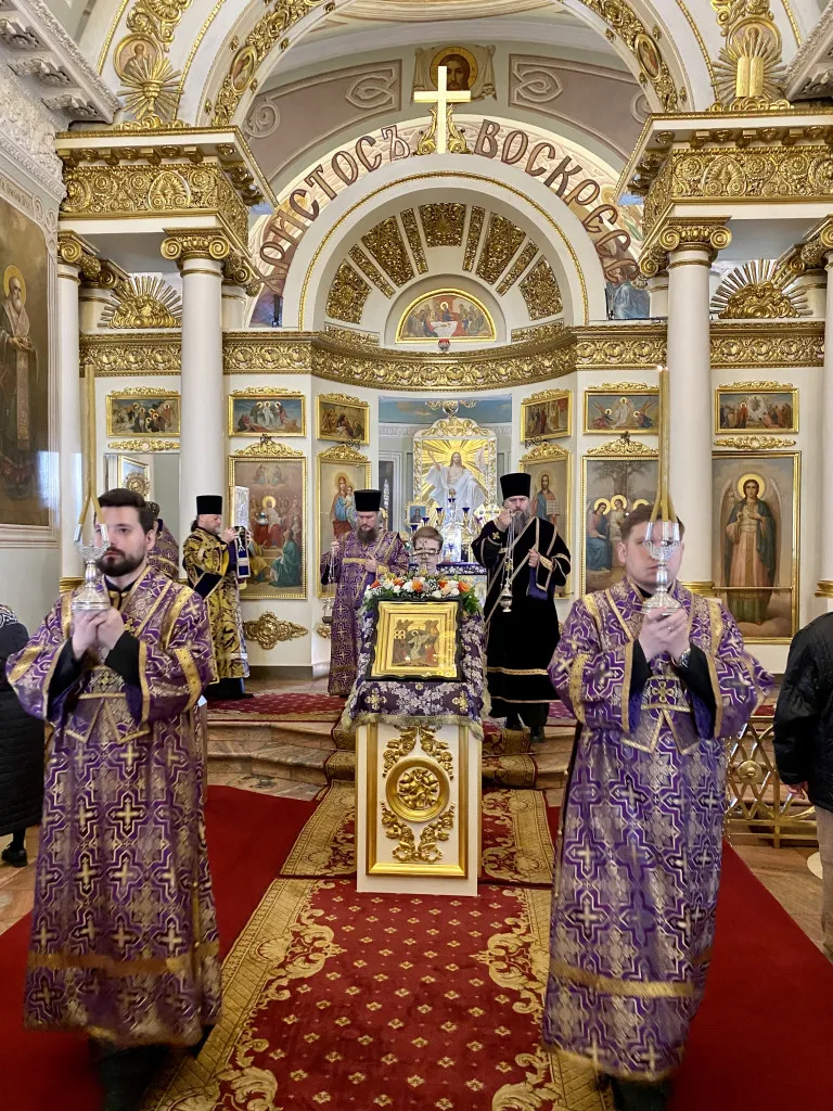 Божественная Литургия в Троицком соборе в Неделю вторую Великого поста