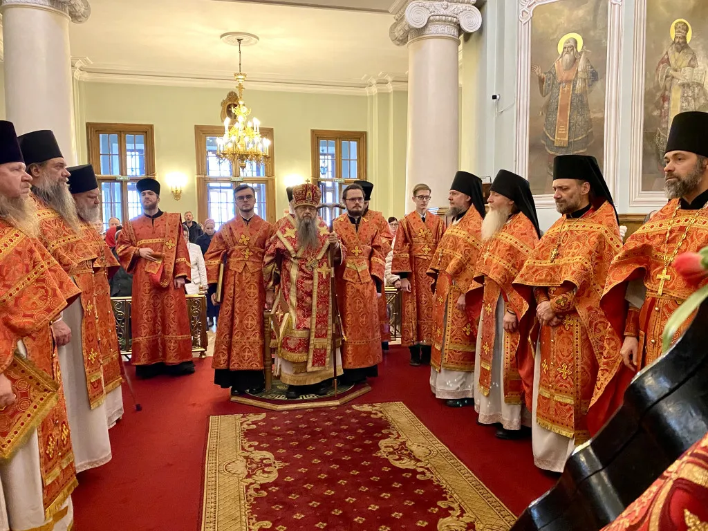 В Неделю 4 по Пасхе, о расслабленном, епископ Алексий совершил Божественную Литургию в Даниловом монастыре