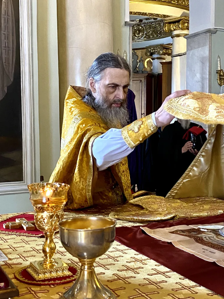 Божественная Литургия в Троицком соборе в Неделю 9-ю по Пятидесятнице