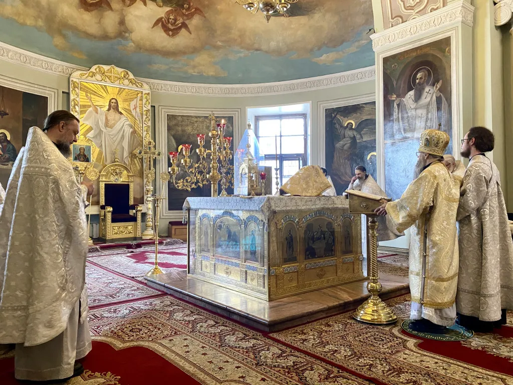 Божественная Литургия в Троицком соборе в Неделю 7-ю по Пасхе, святых отцов Первого Вселенского Собора