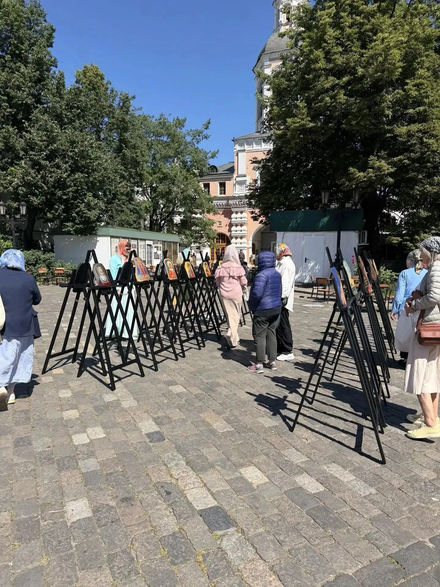 В Даниловом монастыре проходит выставка икон, написанных на бронежилетах, которые спасли жизни наших бойцов в ходе СВО