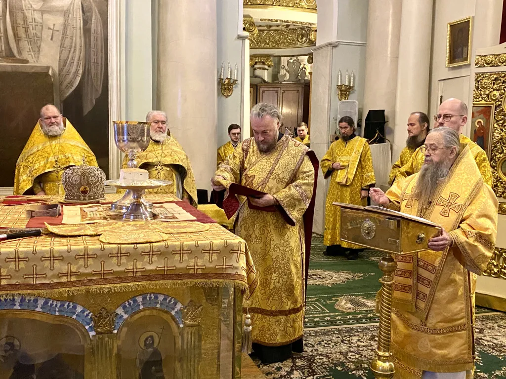 Божественная Литургия в Троицком соборе в Неделю 27-ю по Пятидесятнице