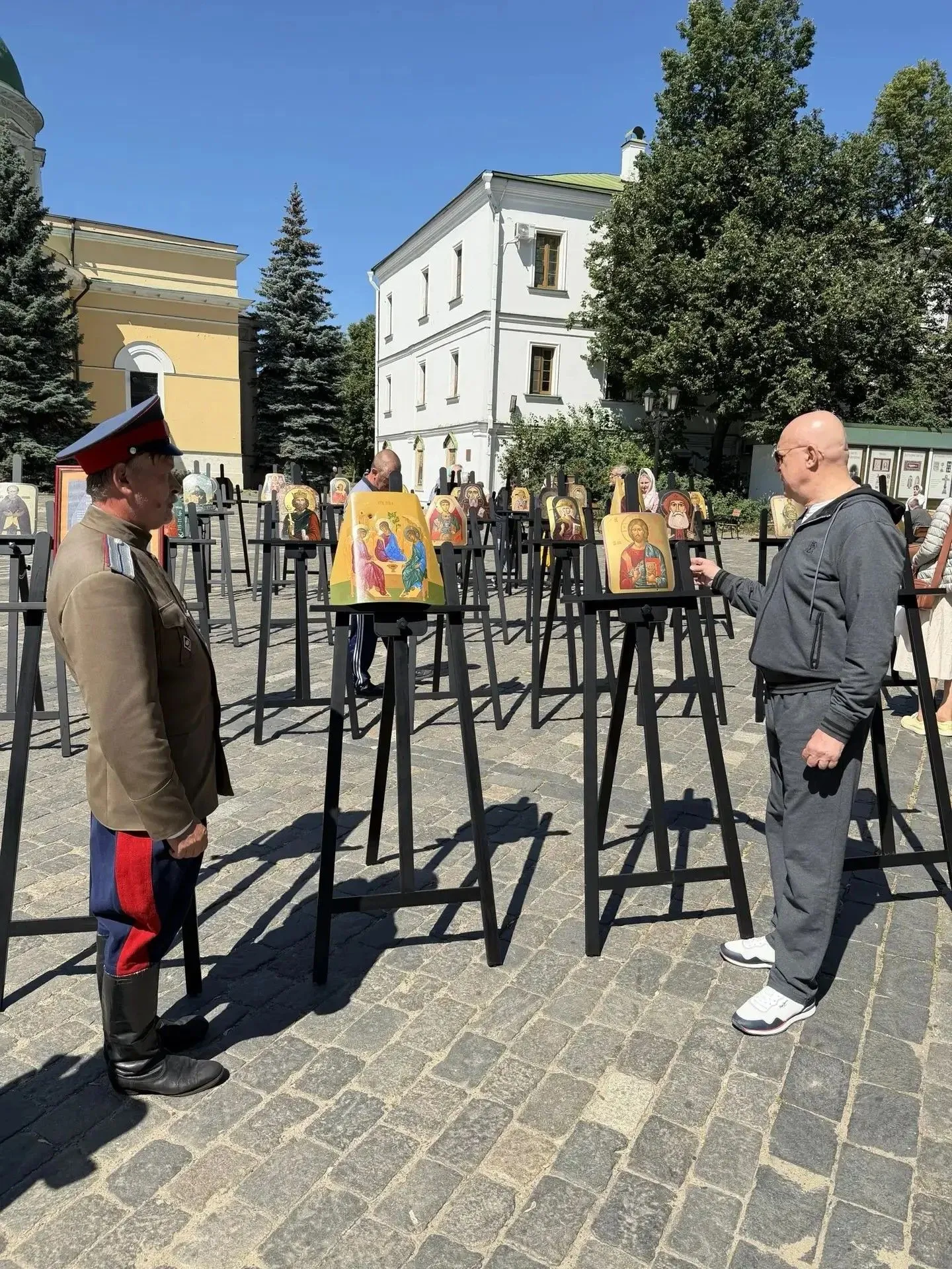 В Даниловом монастыре проходит выставка икон, написанных на бронежилетах, которые спасли жизни наших бойцов в ходе СВО