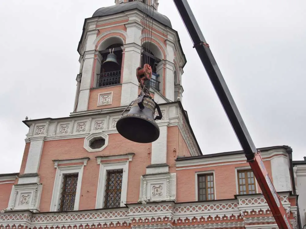 На колокольню Данилова монастыря поднят новый колокол