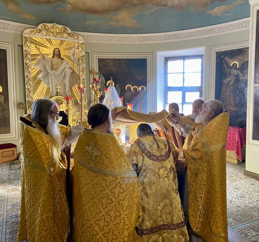 Божественная Литургия в Троицком соборе Данилова монастыря в Неделю о блудном сыне