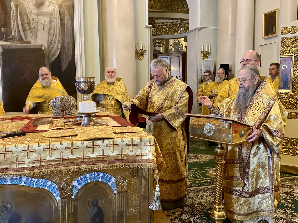 Божественная Литургия в Троицком соборе в Неделю 17-ю по Пятидесятнице