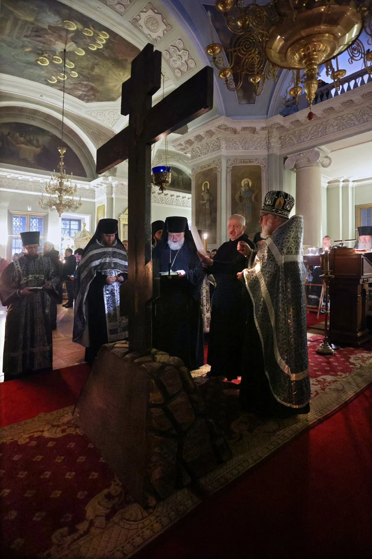 В Даниловом монастыре совершена утреня Великого Пятка с чтением двенадцати  Страстных Евангелий