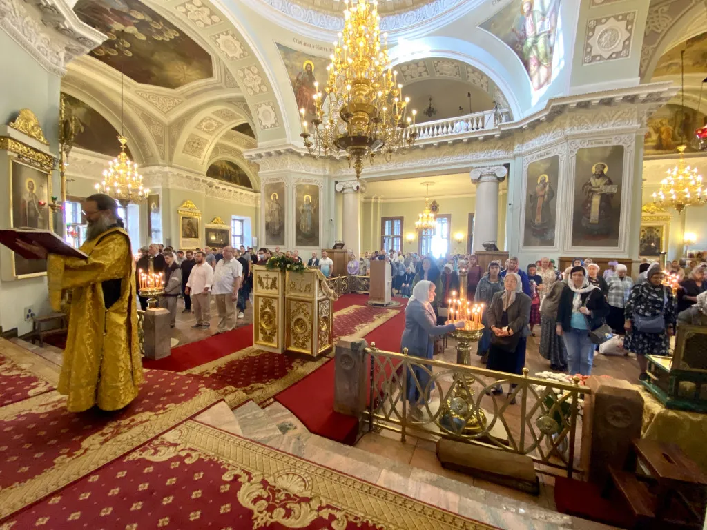 Божественная Литургия в Троицком соборе в Неделю 9-ю по Пятидесятнице