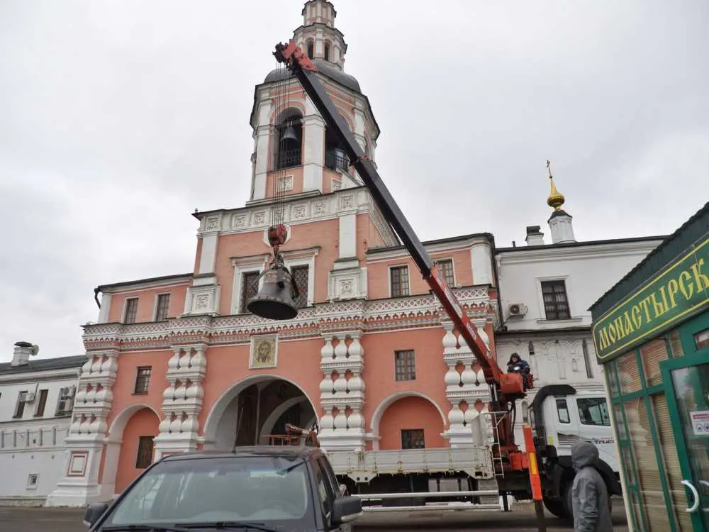 На колокольню Данилова монастыря поднят новый колокол