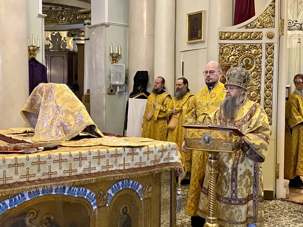 Божественная Литургия в Троицком соборе в Неделю о мытаре и фарисее