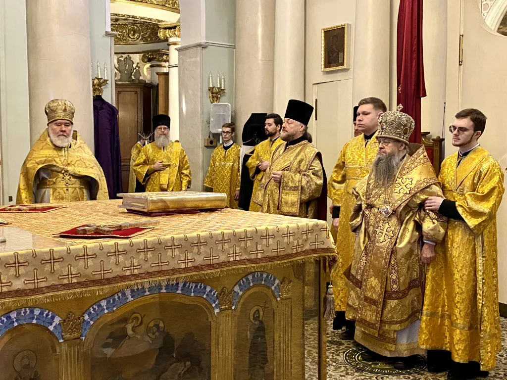 Божественная Литургия в Троицком соборе в Неделю 32-ю по Пятидесятнице