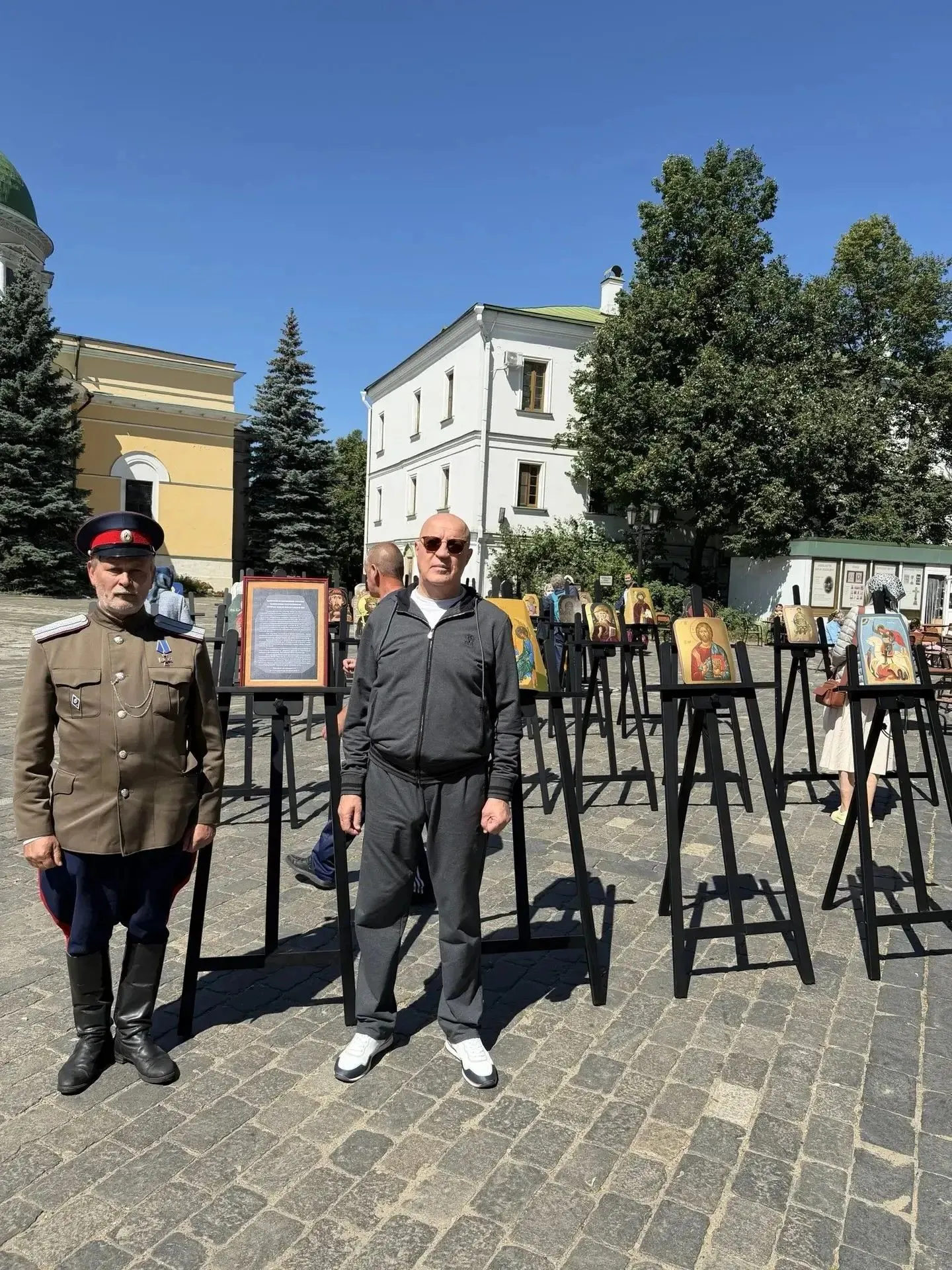 В Даниловом монастыре проходит выставка икон, написанных на бронежилетах, которые спасли жизни наших бойцов в ходе СВО