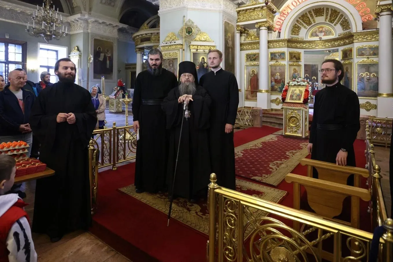 Сотрудники Данилова монастыря поздравили наместника обители с праздником Воскресения Христова