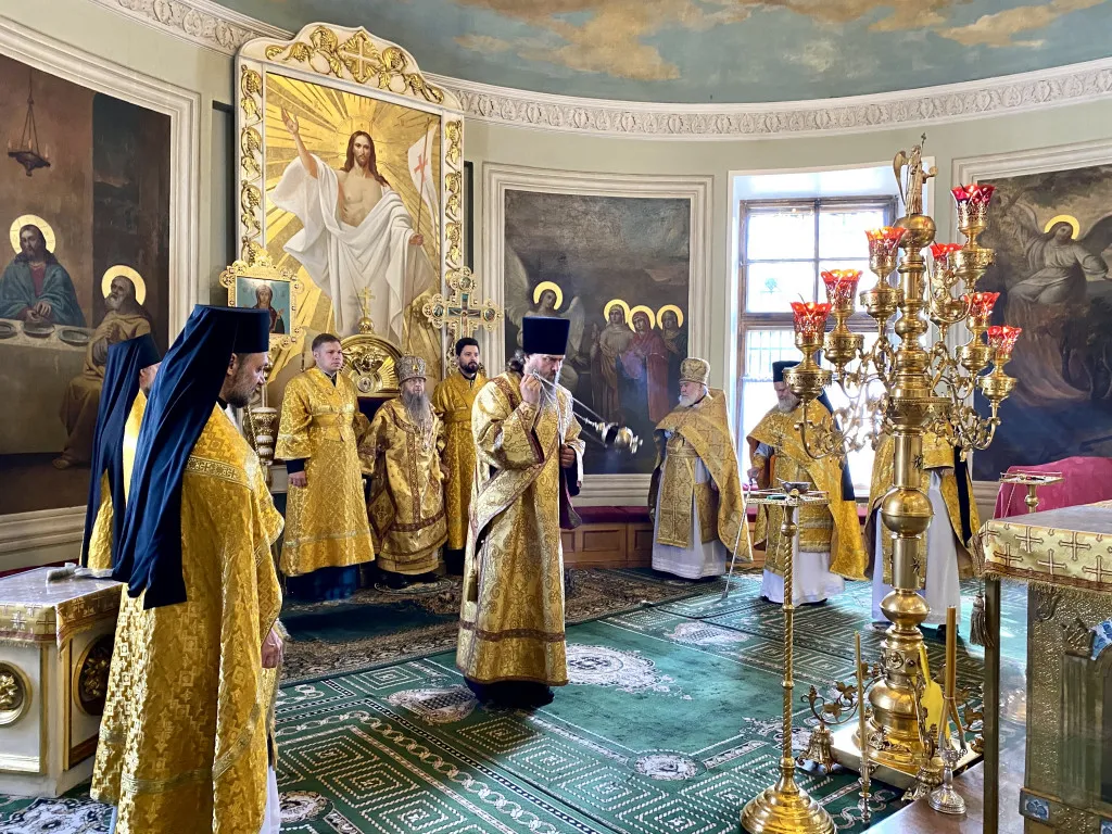 Божественная Литургия в Троицком соборе в Неделю 10-ю по Пятидесятнице