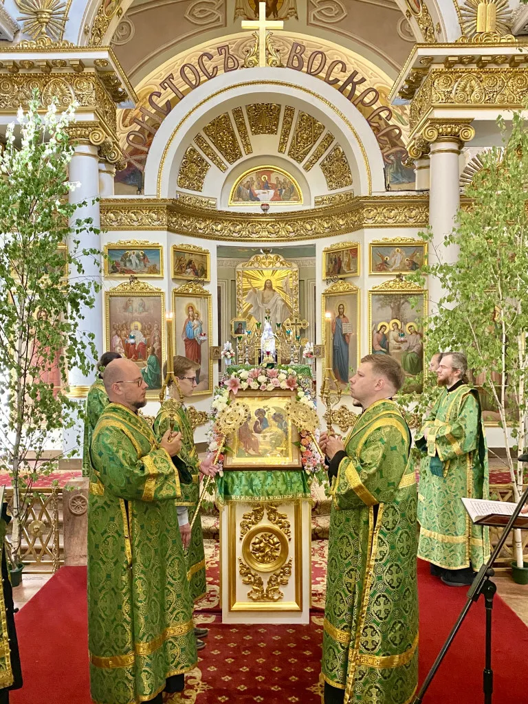 Епископ Алексий совершил малую вечерню с чтением акафиста Животворящей Троице в Даниловом монастыре