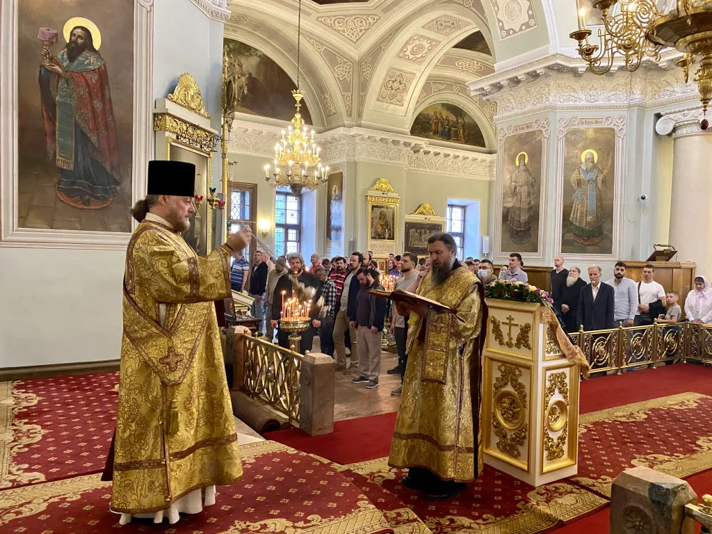 Божественная Литургия в Троицком соборе в Неделю 3-ю по Пятидесятнице