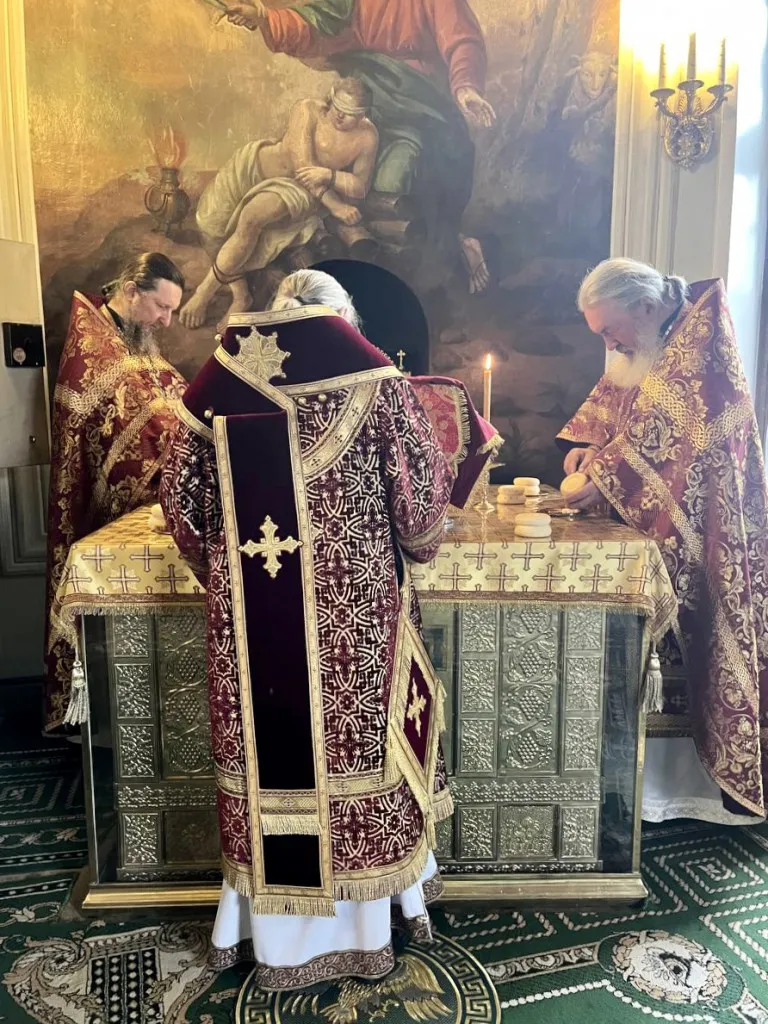 В Даниловой обители совершены богослужения праздника Изнесения Честных Древ Животворящего Креста Господня