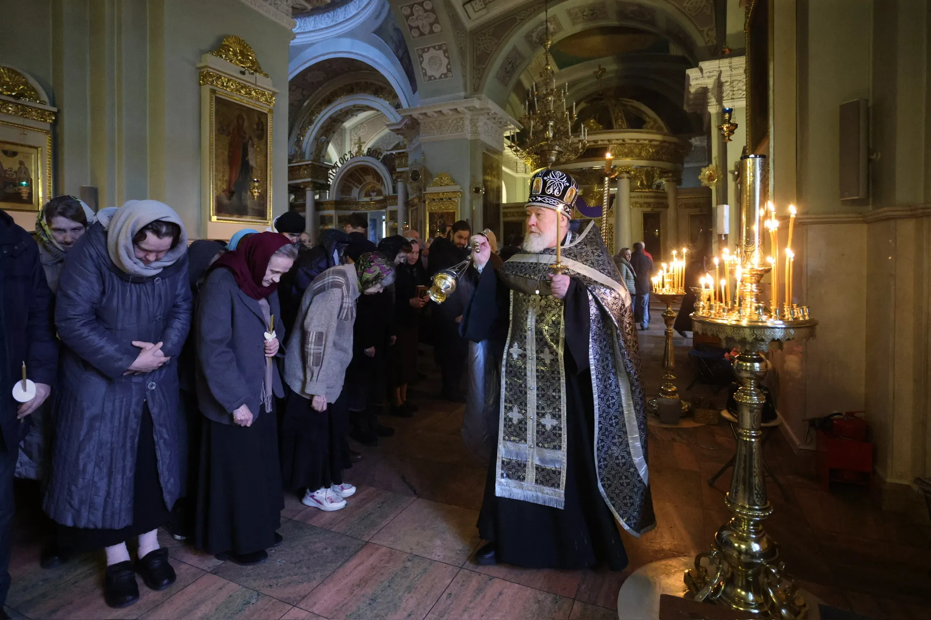 В Даниловом монастыре совершена утреня Великого Пятка с чтением двенадцати  Страстных Евангелий