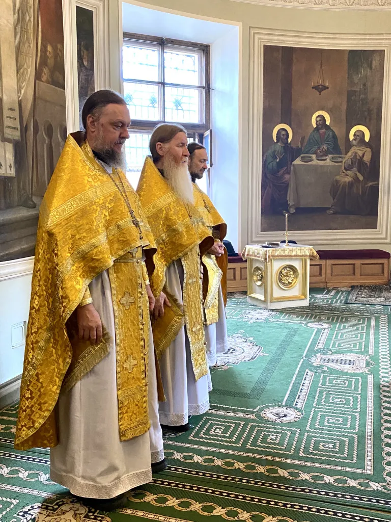 Божественная Литургия в Троицком соборе в Неделю 10-ю по Пятидесятнице