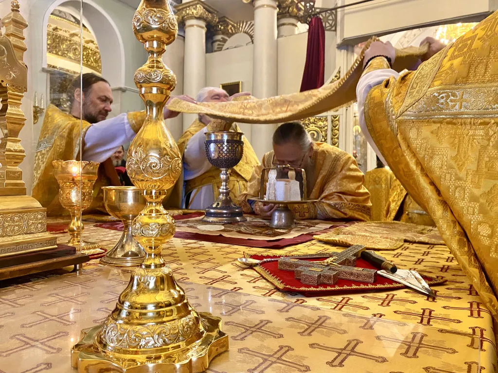 Божественная Литургия в Троицком соборе в Неделю 21-ю по Пятидесятнице