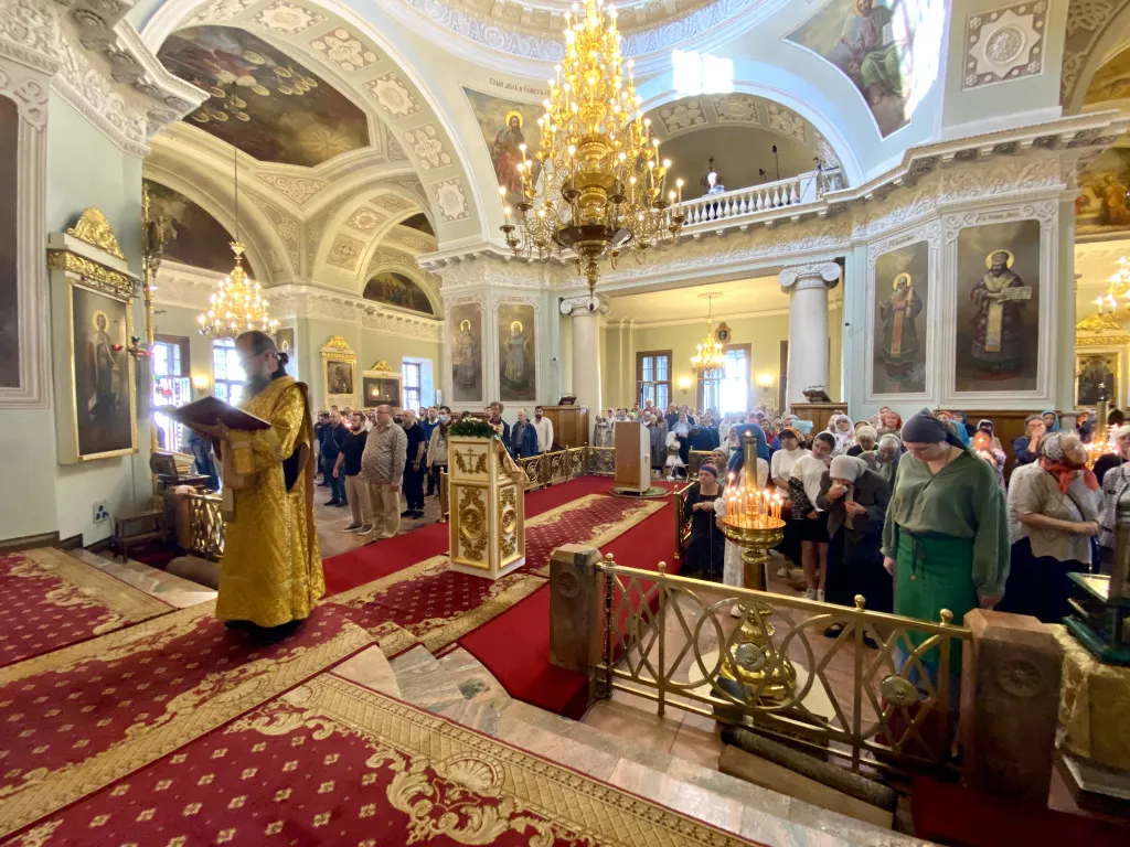 Божественная Литургия в Троицком соборе в Неделю 10-ю по Пятидесятнице