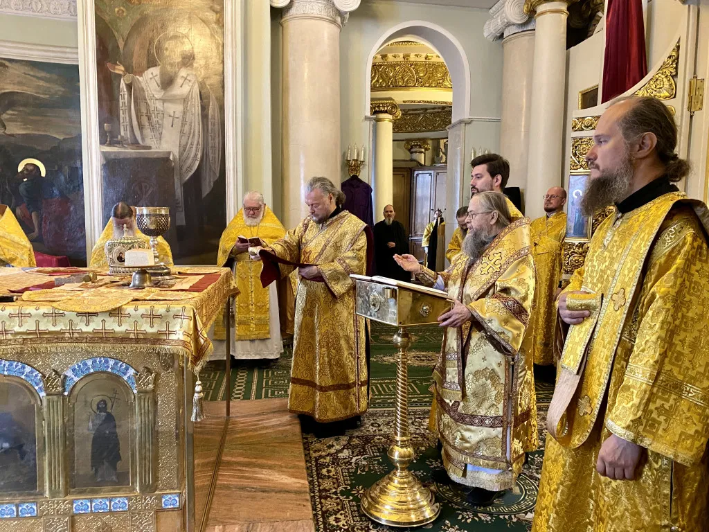 Божественная Литургия в Троицком соборе в Неделю 4-ю по Пятидесятнице